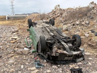 Resultan dos lesionados en accidente en la carretera a Delicias