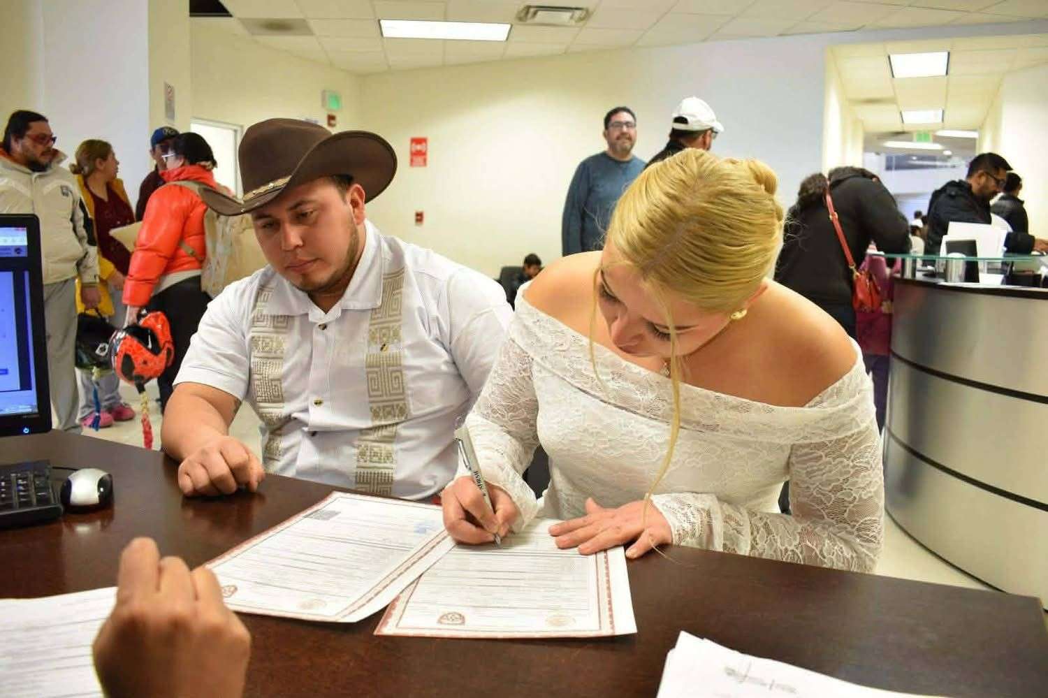 Se casan ocho parejas de empleados de Foxconn en bodas colectivas 
