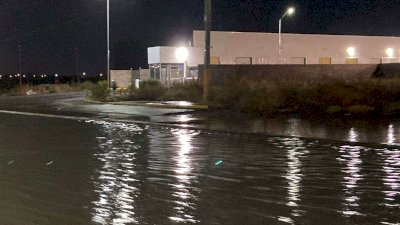 Afecta inundación por lluvias la avenida Fuerza Aérea Mexicana
