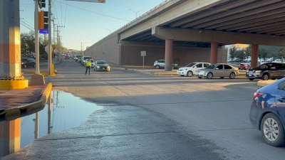 Provocan semáforos apagados accidentes en Francisco Villa y Perijuv 