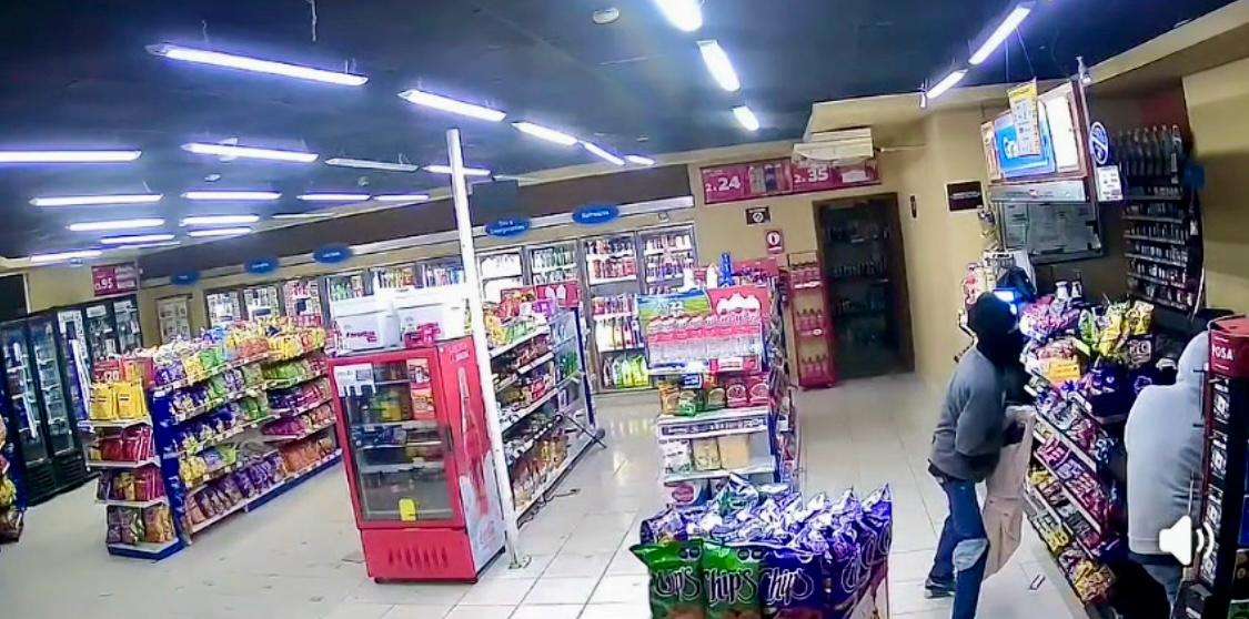 Asaltan tienda Circle K Melchor Ocampo; captan el robo en video