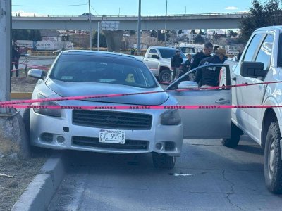 Balean automóvil y choca en la vialidad Sacramento 