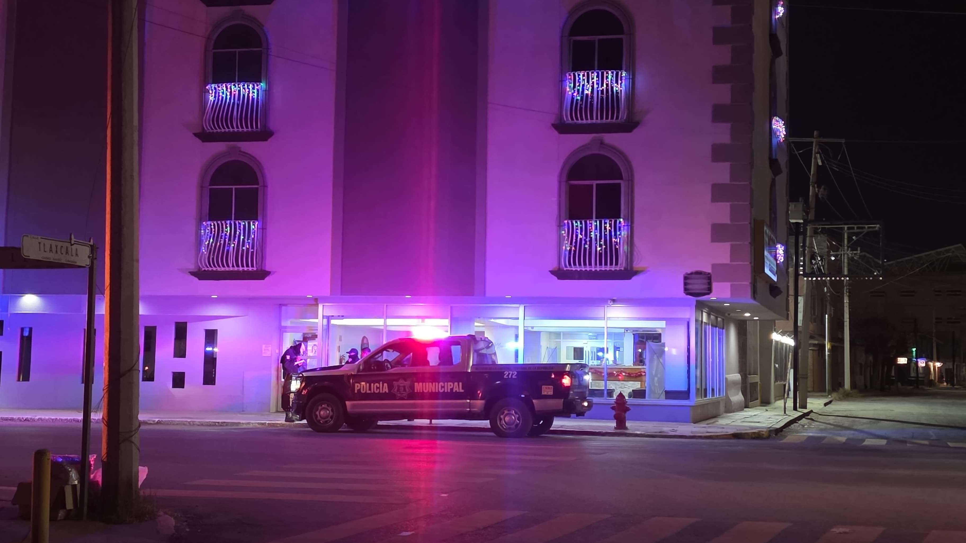 Localizan a hombre baleado y golpeado dentro de hotel en la zona centro