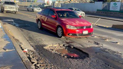 Denuncian conductores enorme bache en Cantera y Perijuv 