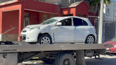 Cae vehículo a canal luego de chocar en la UP