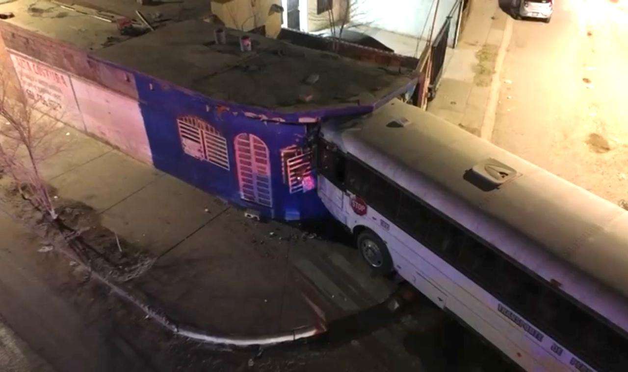 Chocan ebrios contra autobús en Parajes de Oriente: hay varios lesionados
