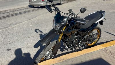 Choca motociclista contra camioneta en el R. Almada
