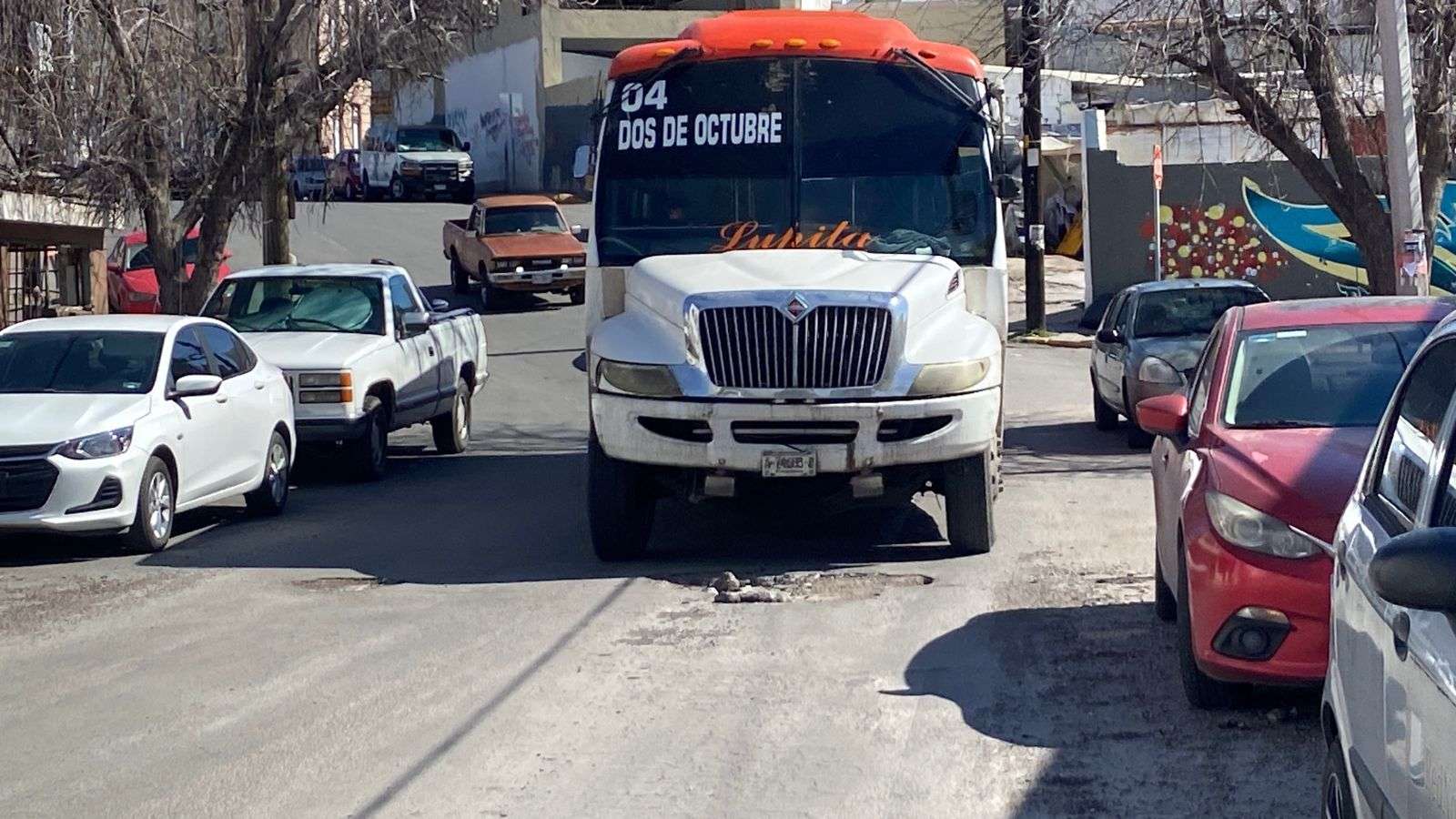 Causa molestias a conductores enormes baches en la Neri Santos