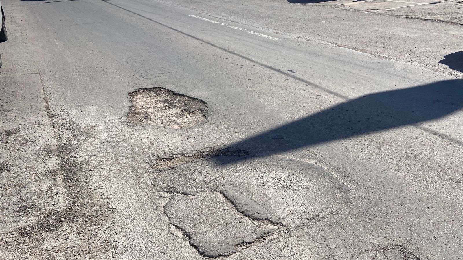 Causa molestias a conductores enormes baches en la Neri Santos