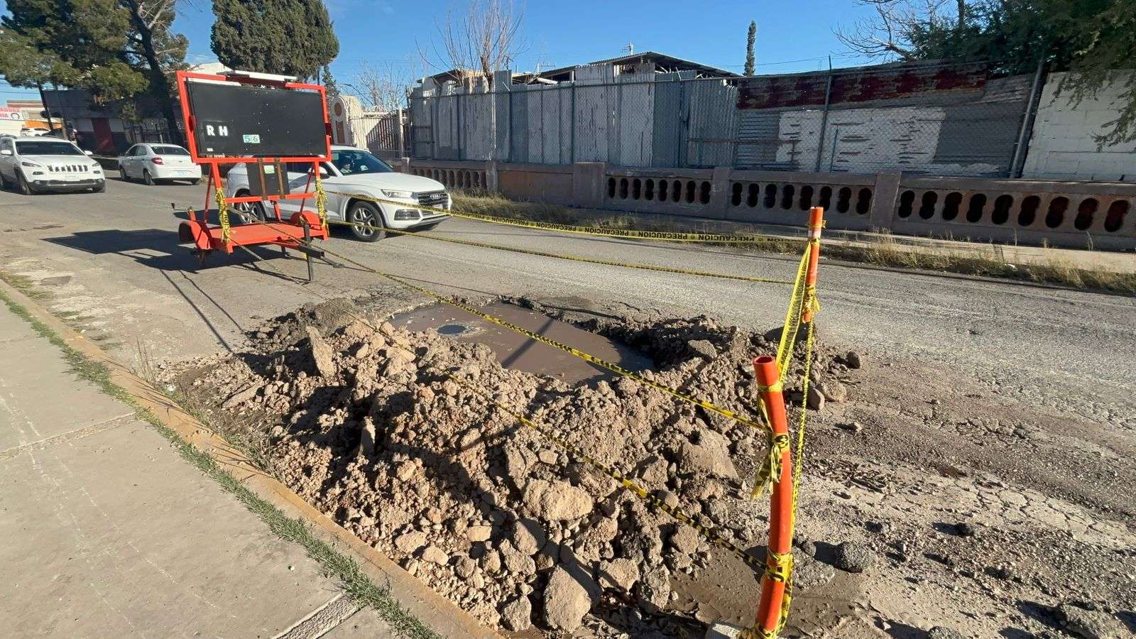 Reportan enorme socavón sin reparar en la Roque Jacinto Morón