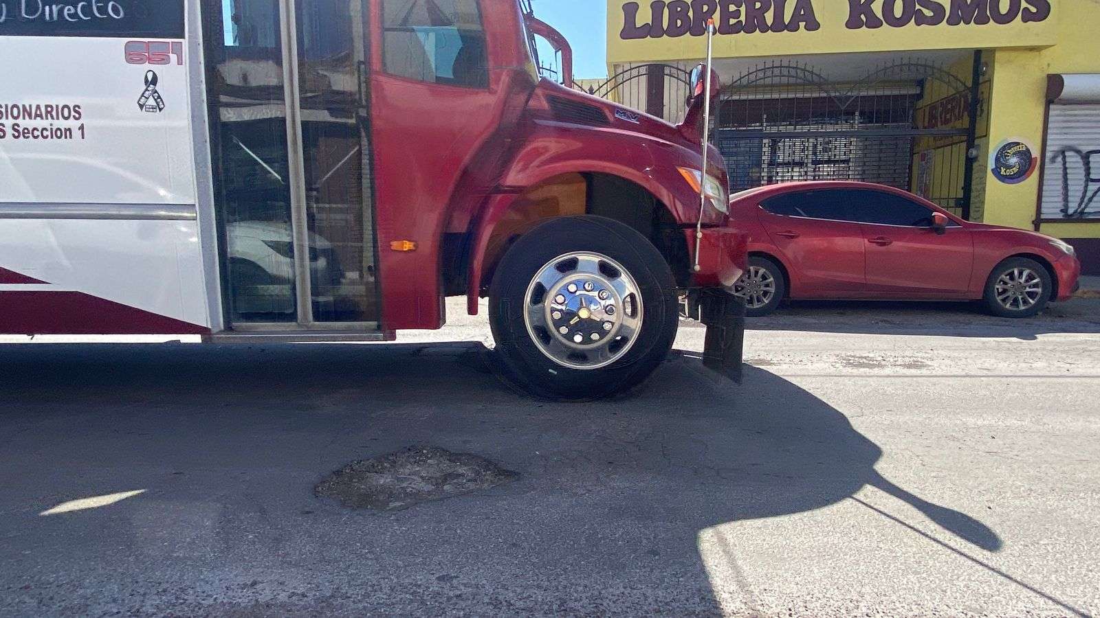 Causa molestias a conductores enormes baches en la Neri Santos