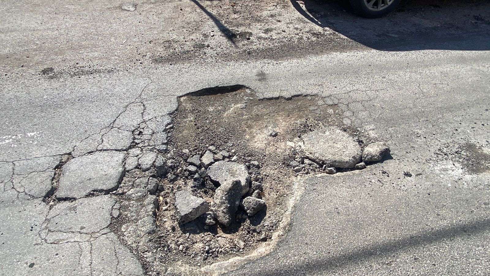 Causa molestias a conductores enormes baches en la Neri Santos