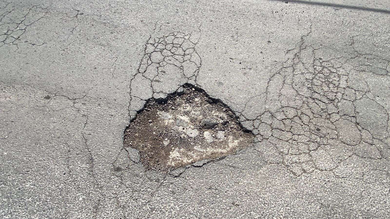 Causa molestias a conductores enormes baches en la Neri Santos