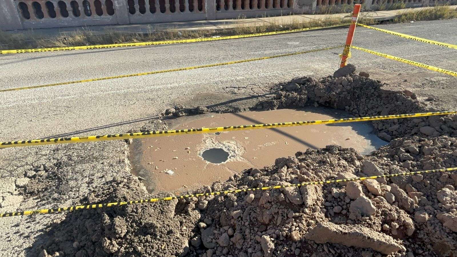 Reportan enorme socavón sin reparar en la Roque Jacinto Morón