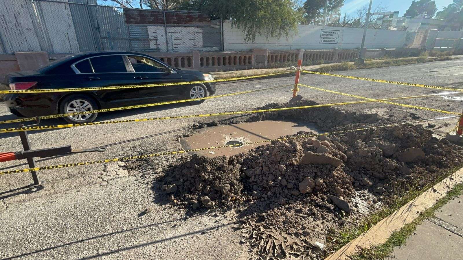 Reportan enorme socavón sin reparar en la Roque Jacinto Morón