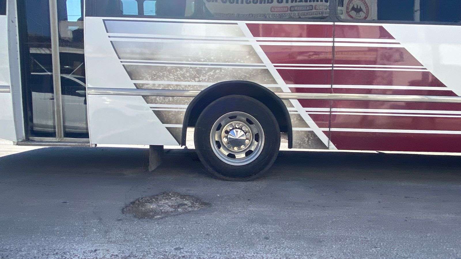 Causa molestias a conductores enormes baches en la Neri Santos