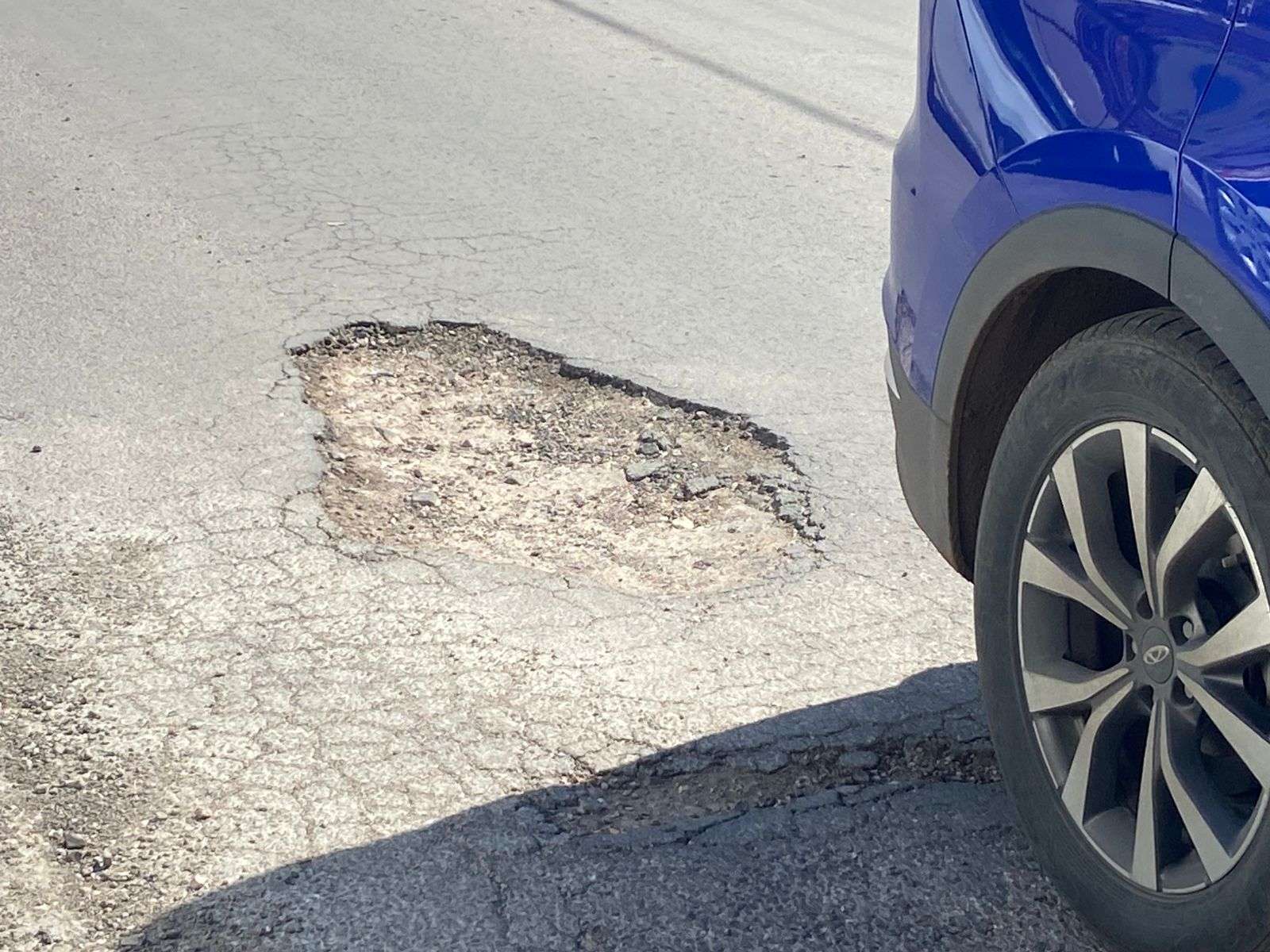 Causa molestias a conductores enormes baches en la Neri Santos