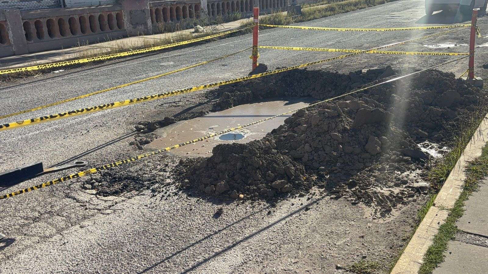 Reportan enorme socavón sin reparar en la Roque Jacinto Morón