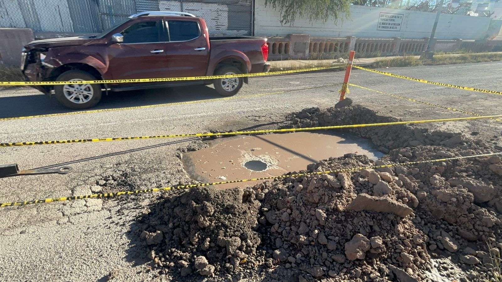 Reportan enorme socavón sin reparar en la Roque Jacinto Morón