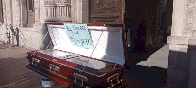 Deja Retén Ciudadano ataúd en Palacio en protesta por falta de diálogo 