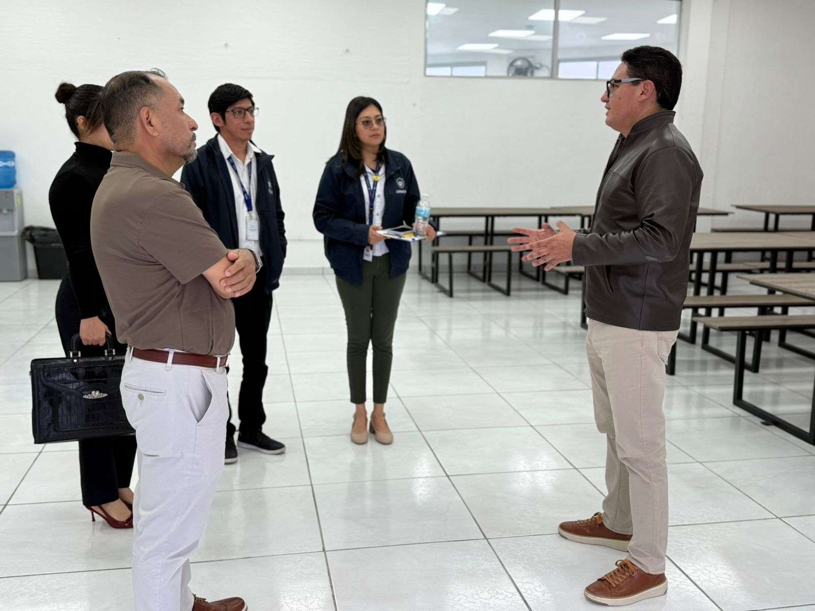 Visitan cónsules de El Salvador y Nicaragua el albergue Felipe Ángeles