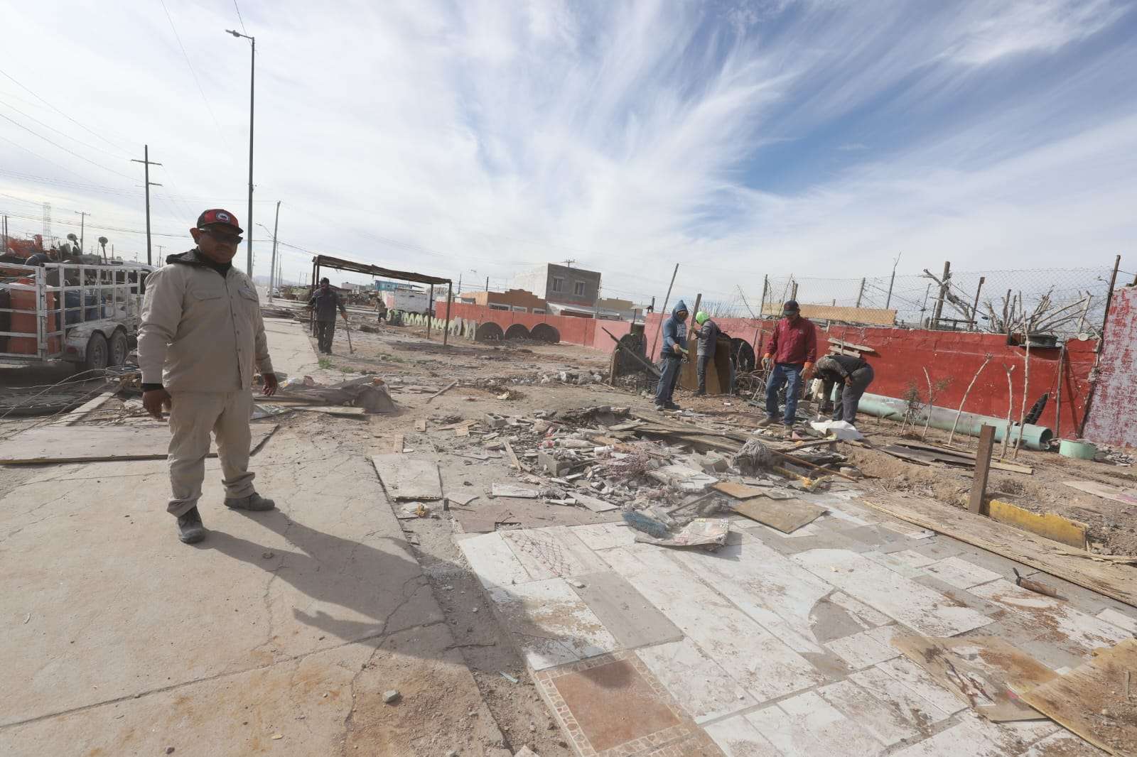 Retiran negocios irregulares de los camellones en Villas del Sur