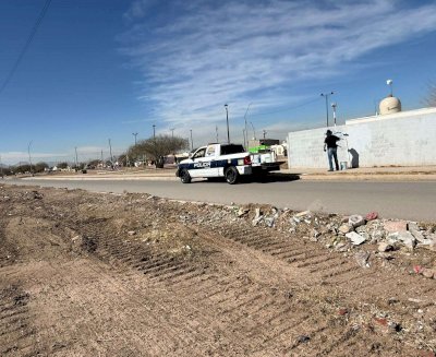 Limpia policía grafitis en Punta Oriente para mejorar la imagen urbana