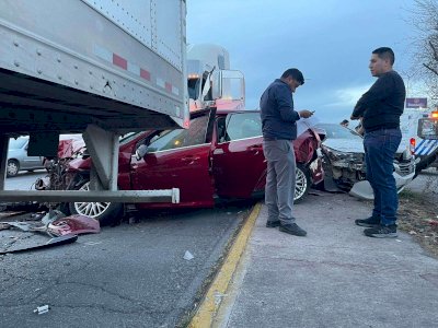 Choca tráiler contra autos al quedar sin frenos en la Tecnológico