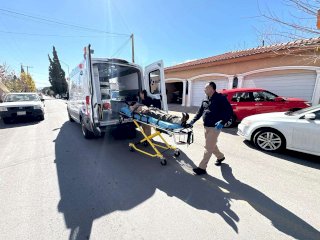 Cae desde lo alto de una casa en Jardines del Santuario