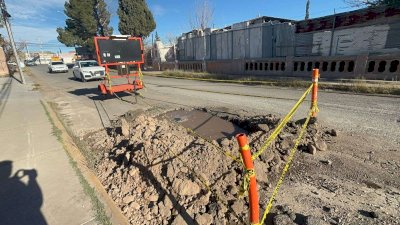 Reportan enorme socavón sin reparar en la Roque Jacinto Morón