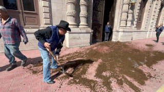 Lanza Retén Ciudadano estiércol en la entrada del Palacio