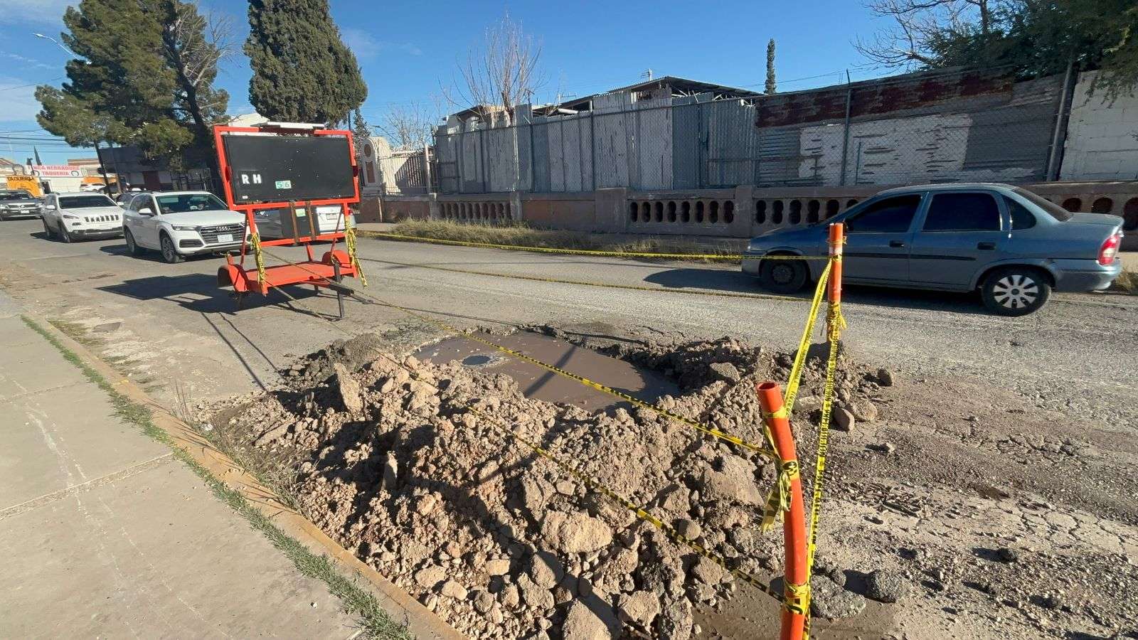 Reportan enorme socavón sin reparar en la Roque Jacinto Morón
