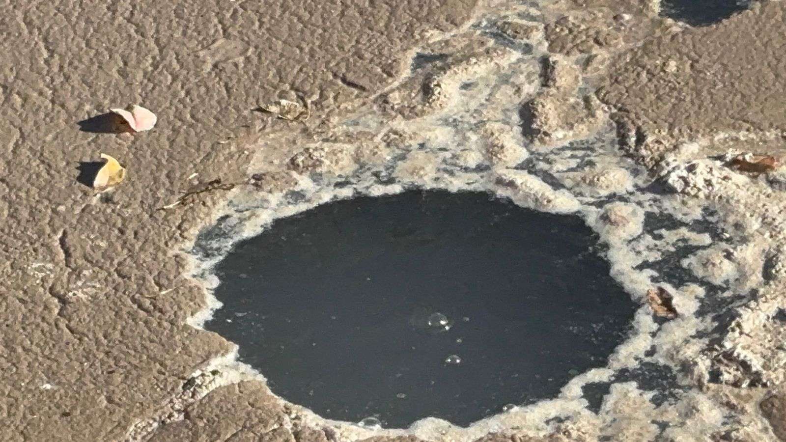Reportan enorme socavón sin reparar en la Roque Jacinto Morón