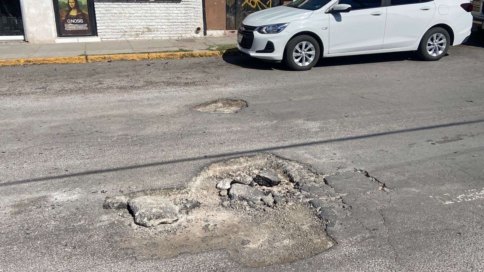 Causa molestias a conductores enormes baches en la Neri Santos