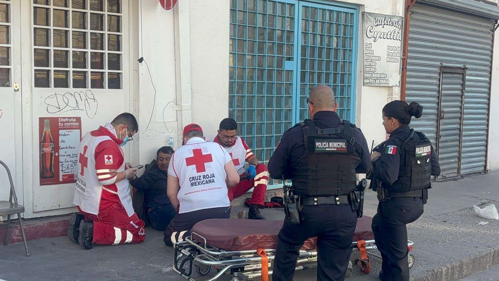 Pierde adulto mayor el conocimiento en plena avenida Juárez