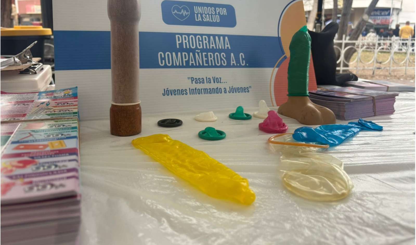 Regalan preservativos por Día Internacional del Condón