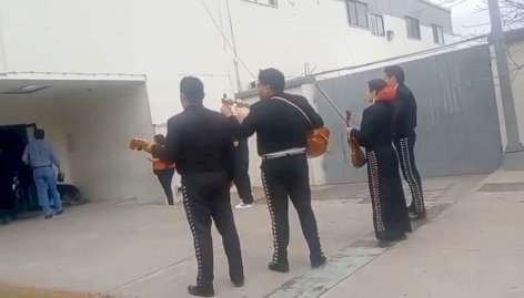Llevan serenata a empleada de Recaudación de Rentas por San Valentín