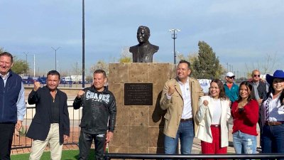 Rinden homenaje a Julio César Chávez con busto conmemorativo