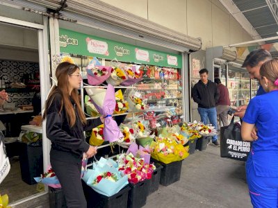 Ofertan comercios del Centro flores y regalos por San Valentín 