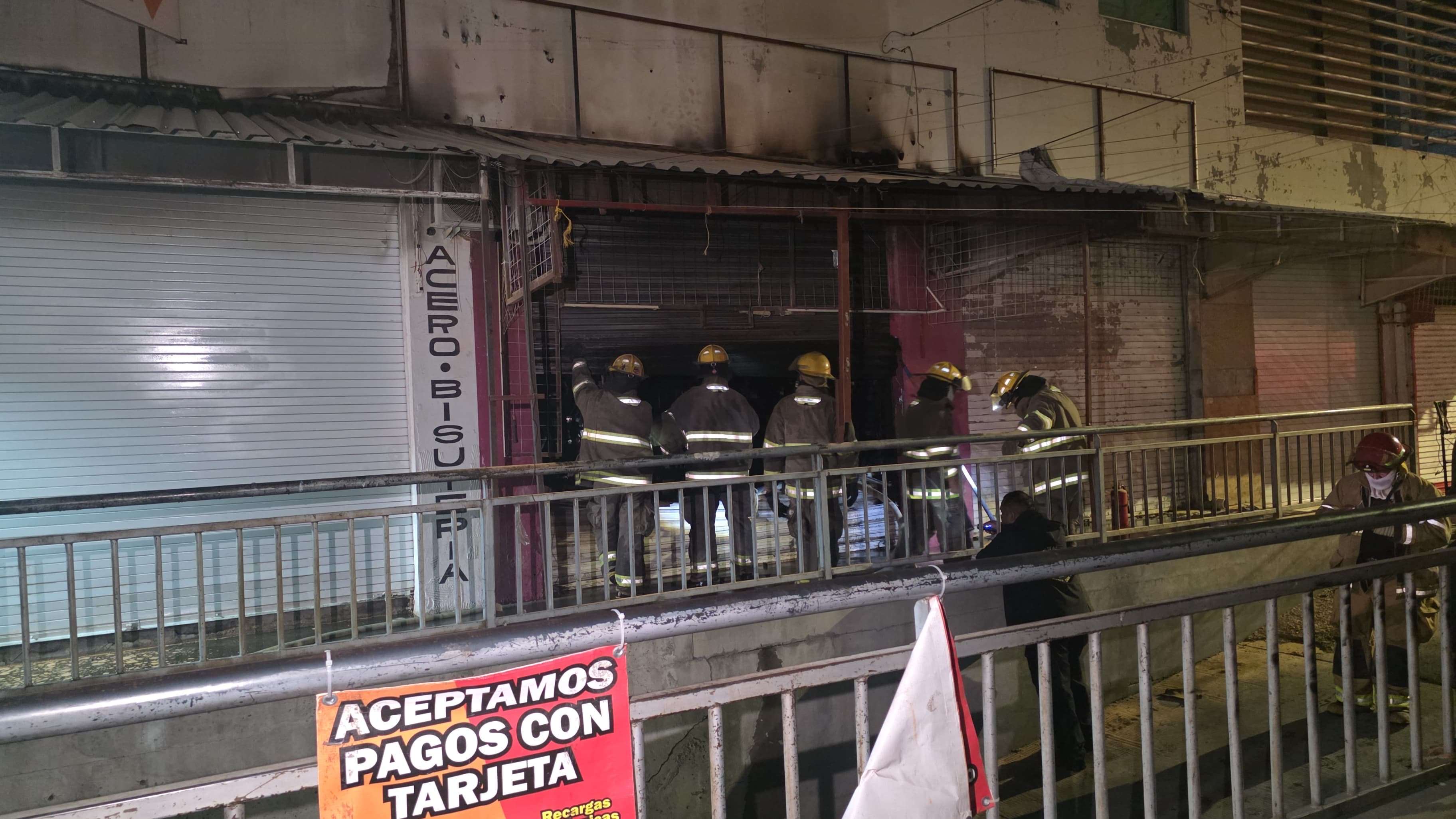 Sofocan incendio en local comercial del Mercado Reforma