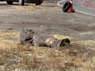 Hallan un encobijado en la carretera a Cuauhtémoc