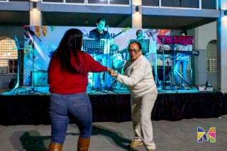 Celebran el amor al ritmo de Classicos Band en Meoqui