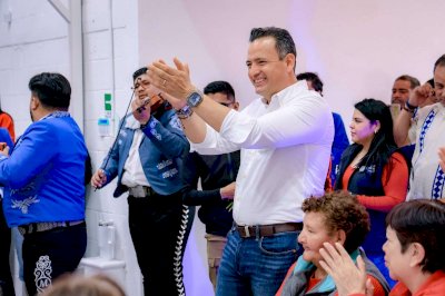 Sorprende Marco Bonilla con mariachi a adultos mayores 