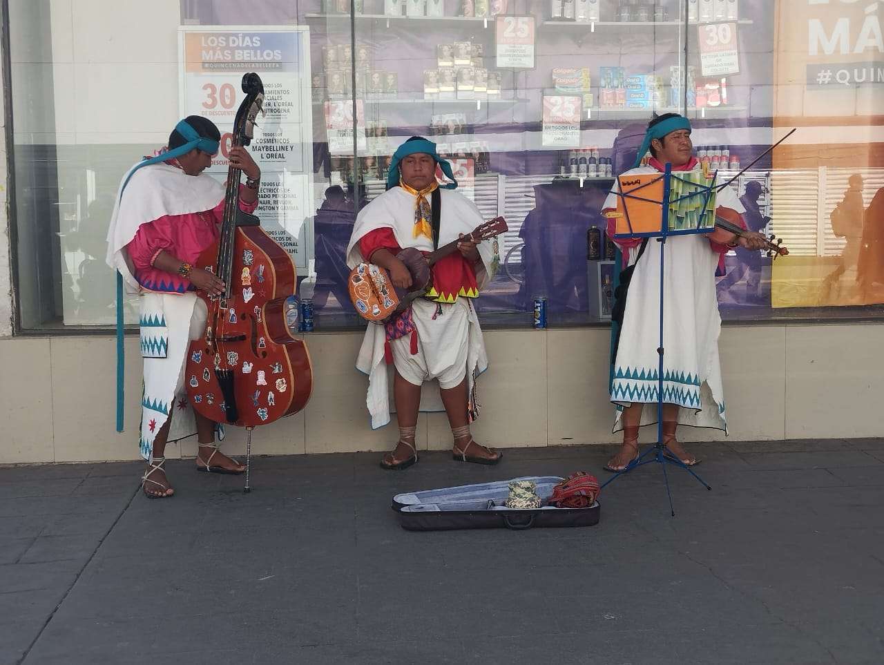 Alegra conjunto rarámuri el Centro Histórico con música tradicional
