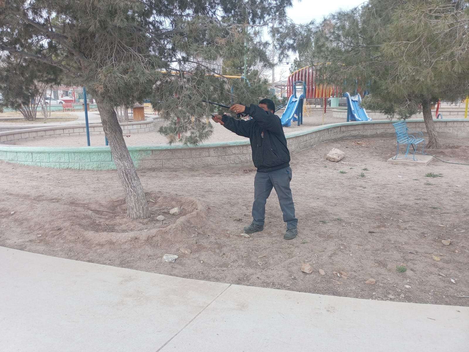 Dan mantenimiento a parque La Perla