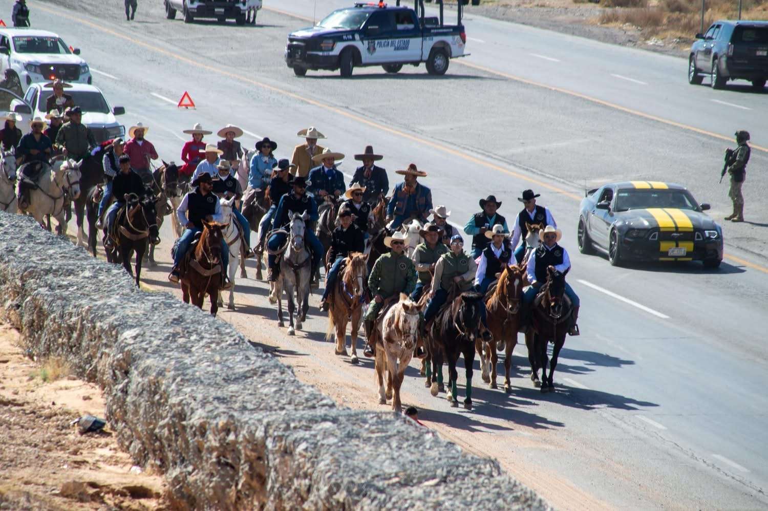 Conmemoran mes del Ejército con Cabalgata