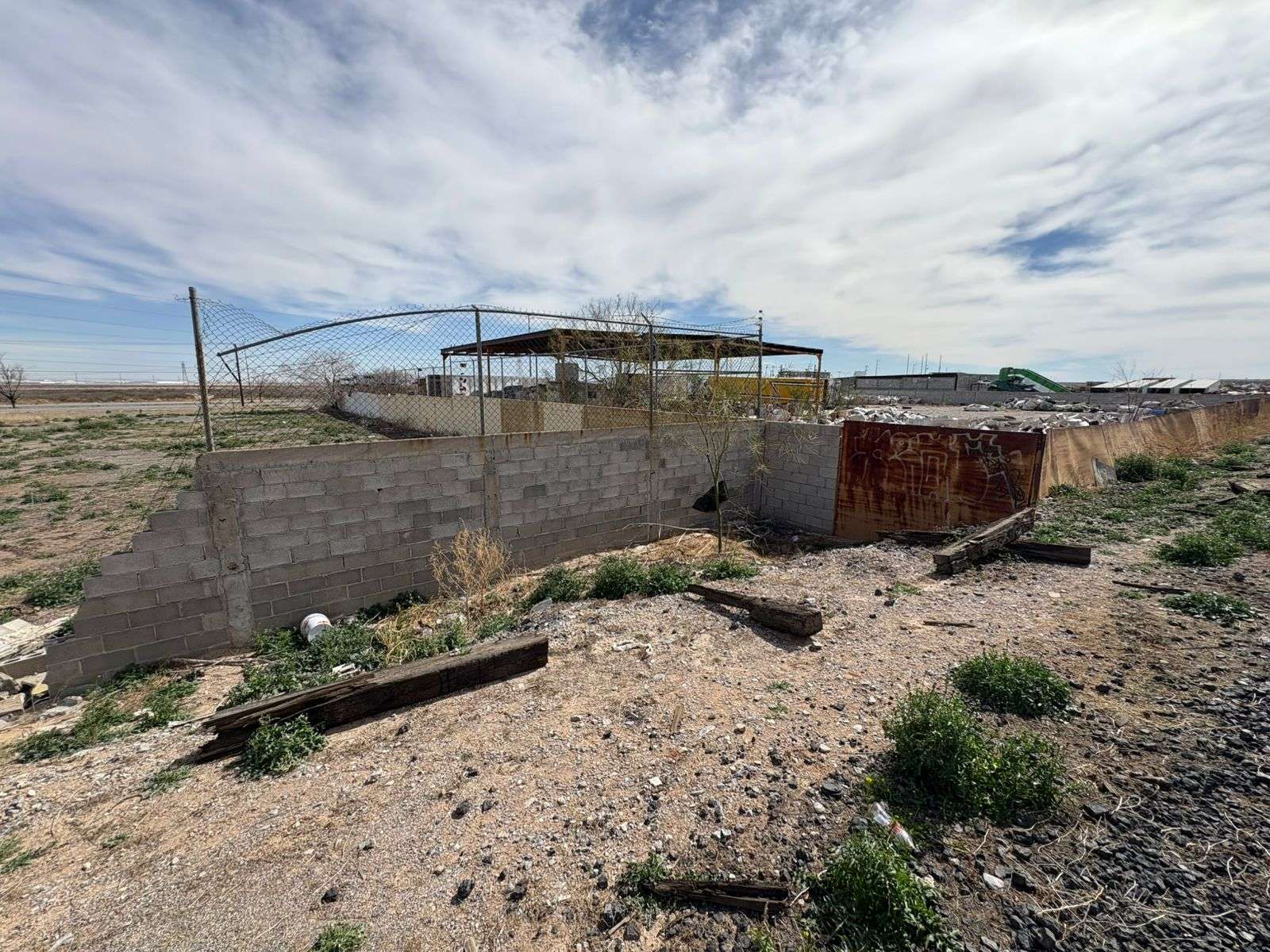 Irrumpe personal de Ferromex y derriba bardas en el Km 26