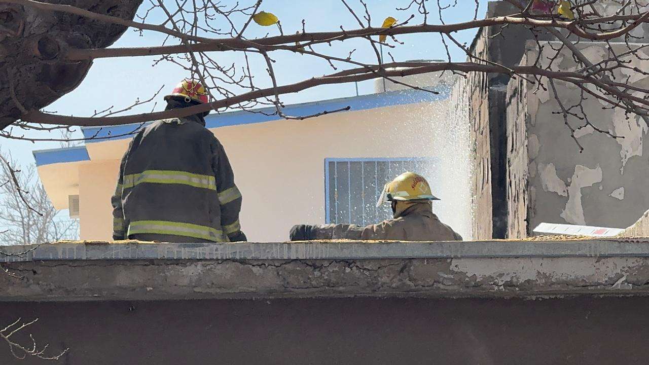 Se incendia casa en la Hidalgo, rescatan a adulto mayor del interior 