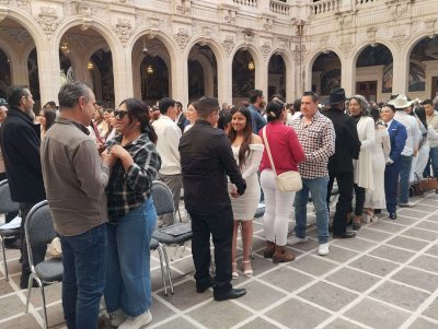 Dan el sí 150 parejas en matrimonios colectivos en Palacio de Gobierno