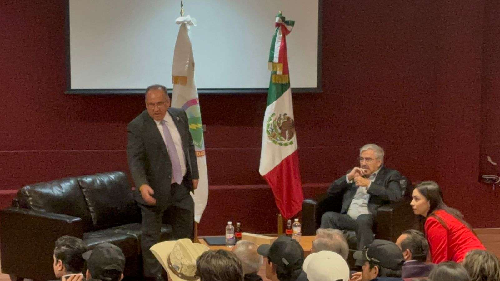 Realizan conferencia a cargo de Benjamin Clariond en la Uach 